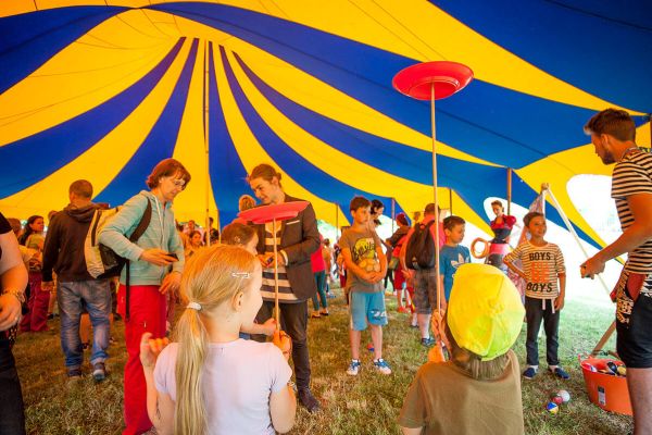 Chodci i cyklisté mohou na festivalu Cirkulum podpořit malé cirkusáky