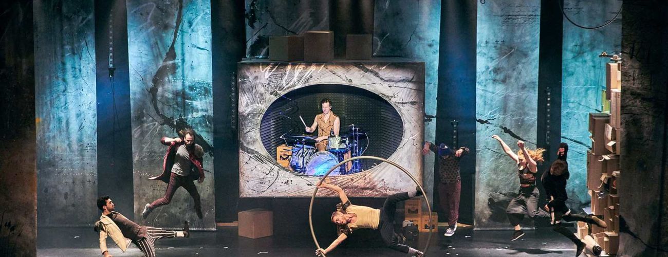 Analog – Finale, autentická akrobatická show s  živou kapelou plná energie