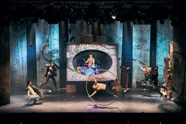 Finale –  autentic acrobatic show full of energy  with live music